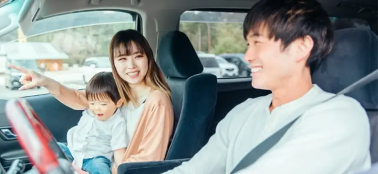 家族で休日にドライブに行く男性