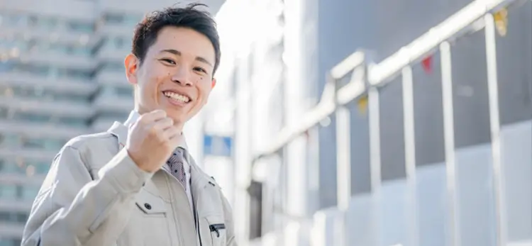 ガッツポーズをする作業員の男性