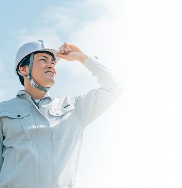 空を見上げる笑顔の作業員の男性